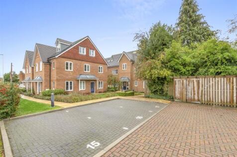 14 Queens Court, Amersham Road, HP15 7HN-13.jpg