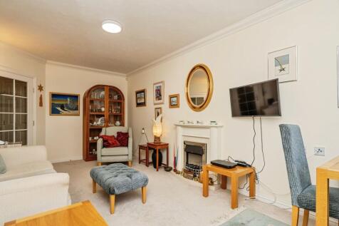 Lounge second ang...