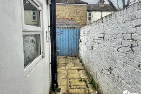 1 bed, 1 bath Apartment in London - Photo 9
