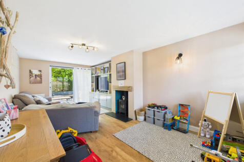 CAM02909G0-PR0400-STILL013