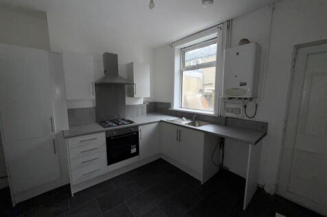 84 Leyland Road Burnley photo 4