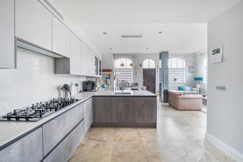 Living Room/Open Plan Kitchen/Diner: