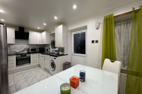 KITCHEN / DINING AREA