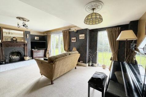 5 bed, 2 bath Farm House in Manchester - Photo 12