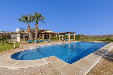 BEAUTIFUL VILLA WITH SWIMMING POOL AND COVERED BBQ AREA 