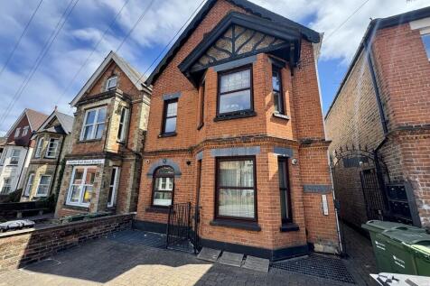 Flat B 32 Farnham...