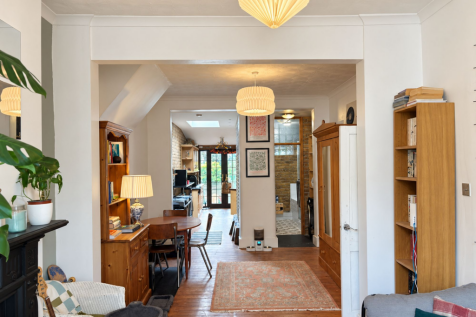 14 Frinton Rd E6 3HA