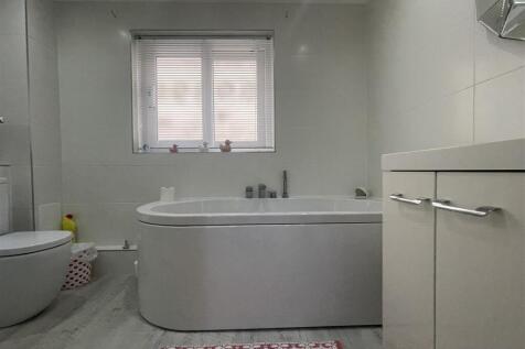 Keelan Bathrooom.JPG