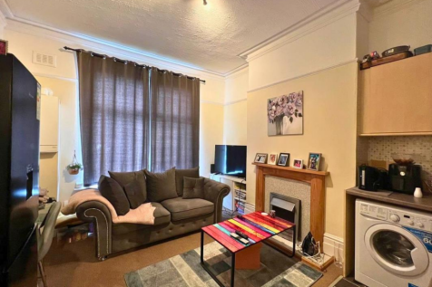 4a Lowfield Road, Shaw Heath, Stockport photo 3