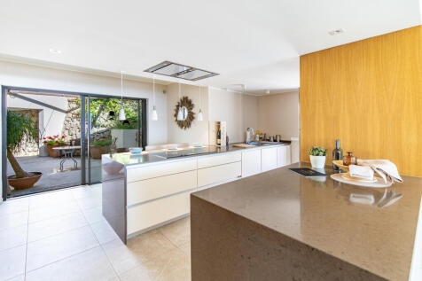 American kitchen with access to the patio