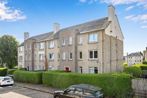 Nestled on a quiet street, moments from excellent amenities, quick transport links and vast open green spaces is this spacious first floor apartment. Now in need of modernisation the property boasts d