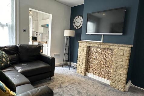 17-hood-street-_-3-bed-&amp;-2-bath-_-bills-included-image-3.jpg