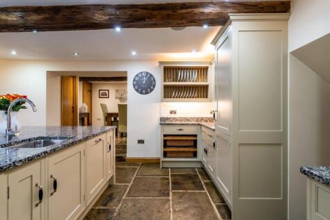 5 bed, 4 bath Semi-Detached in Sheffield - Photo 9