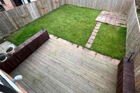 ENCLOSED REAR GARDEN