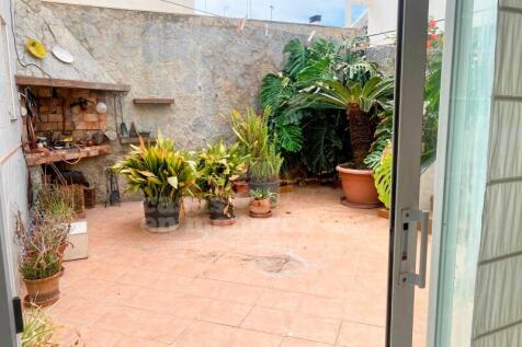 Ground floor house with large patio in Es Castell