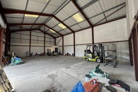 Large open plan industrial unit with 1,900 sq ft across 1 floor