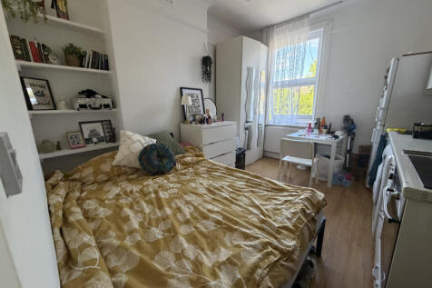 Spacious self-contained Studio to Rent.