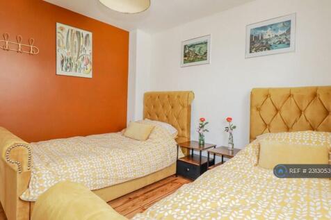 Teracota Room With Small Double Bed &amp; Desk