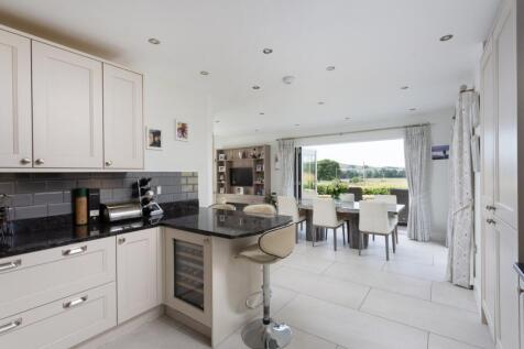 Kitchen/ Dining Area