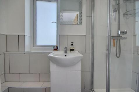 ANNEXE SHOWER ROOM