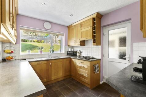 11 Calverley Crescent, HP13 5EU NEW-7.jpg