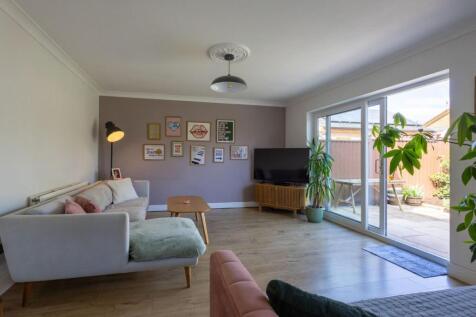 Living Room pic 2.jpg