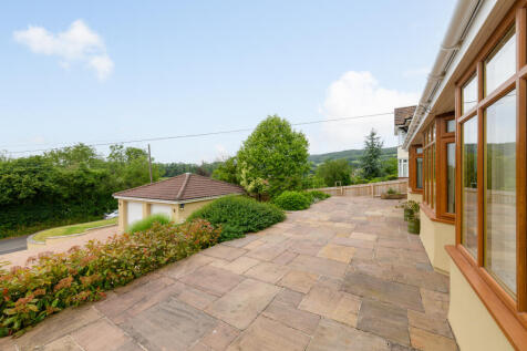 Terrace to the front