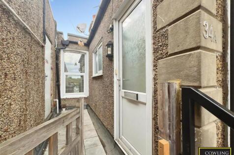 High Street, Wickford photo 3