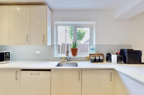 Woking, GU22 photo 4