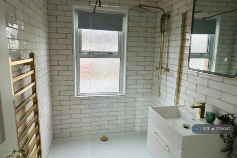 Bathroom With Waterproof Blind For The Shy ! 