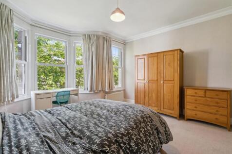 44, Cavendish Road SW19 bedroom 2b.jpg
