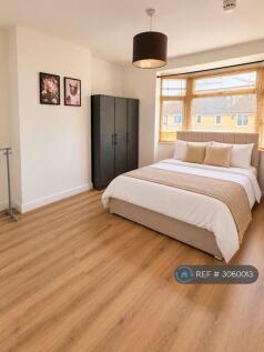 Boundary Road, London, SW19 photo 3