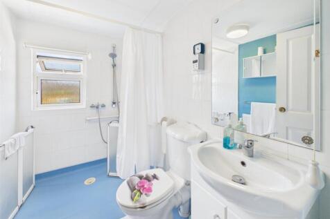 bathroom .jpg