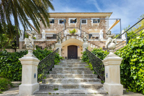 Exterior view and access to the villa