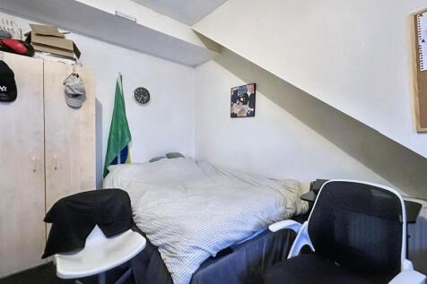 Cosy bedroom featuring a comfy double bed...