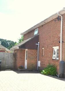 Studio flat on Alder Crescent, Poole, Dorset, BH12, £800/mo