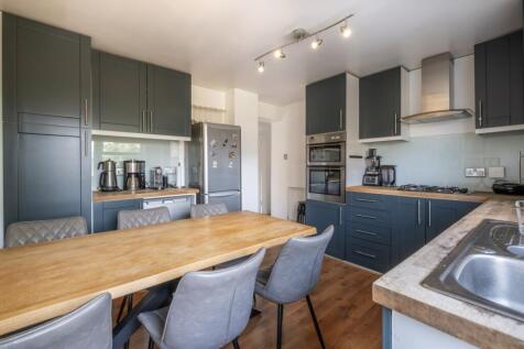 16-Heathfield-Squ...