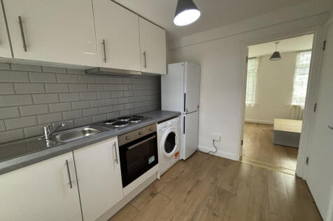 A Recently Renovated First Floor Studio to rent i