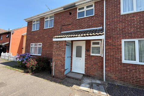 3 bed terraced house to rent Dahlia Close, Clacto