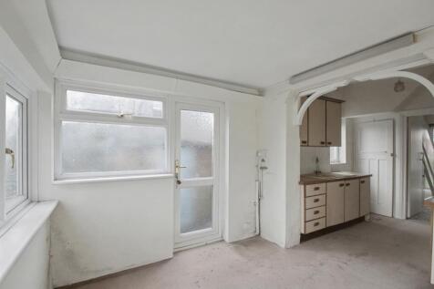 10 Mundon Gardens, Ilford, IG1 4AH