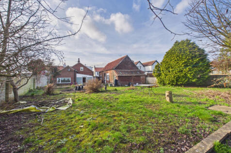 Three bedroom semi-detached house with large outb