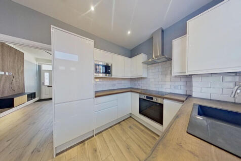 3 bed terraced house to rent Nelgarde Road, Londo
