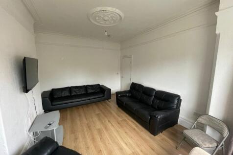 A spacious and inviting large modern living roo...