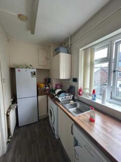 3-bed flat on Hilltop Court, Manchester, £1,560/mo