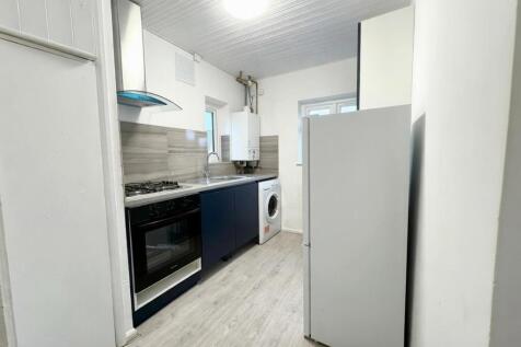 Contemporary fitted kitchen with modern applian...