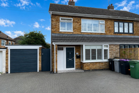 3-bed semi-detached on Caledonian Road, Stamford, £1,595/mo