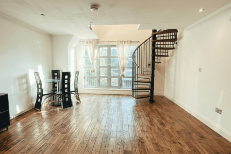Maisonette Refurbished 2 Bedroom Apartment
