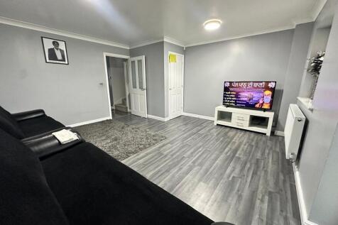 4 Bedroom House in NG5 5UW