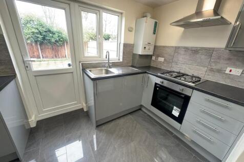 3 bed house to rent in London E5