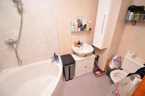 ANNEX EN-SUITE BATHROOM (2).JPG